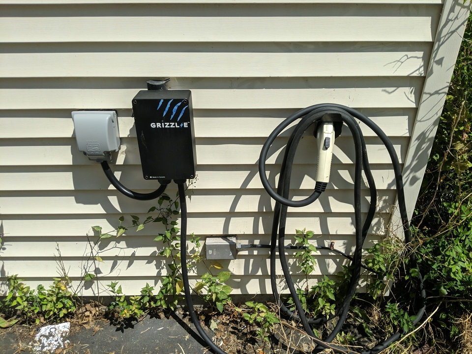 08-car-charger.jpg